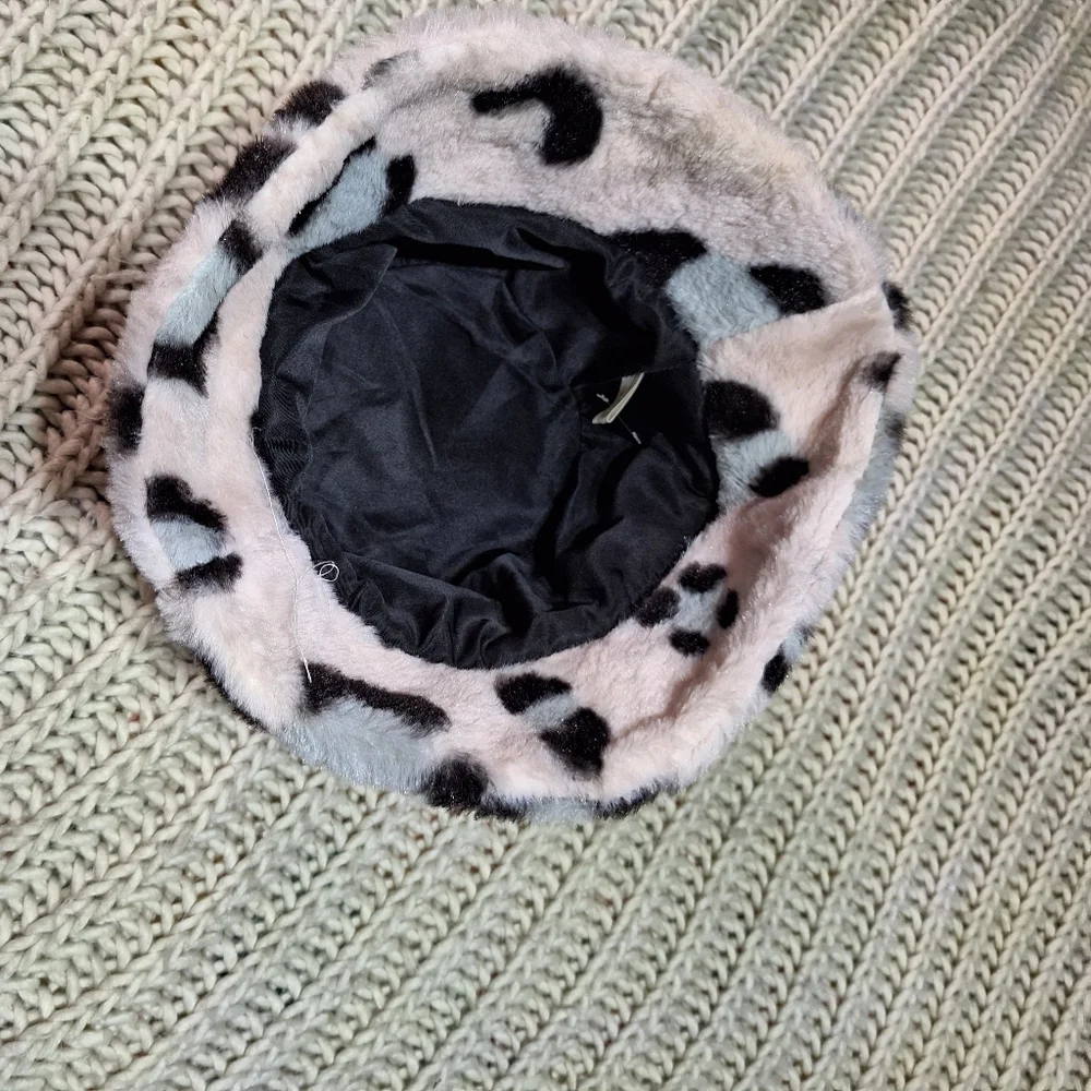 An unbranded pink leopard print fur bucket hat. OSFM.